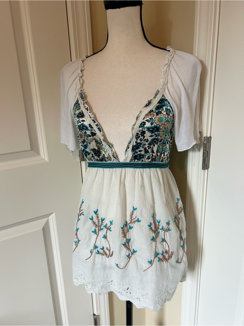 True vintage Free People White Embroidered boho Peasant Top, open back, deep V - Picture 2 of 8